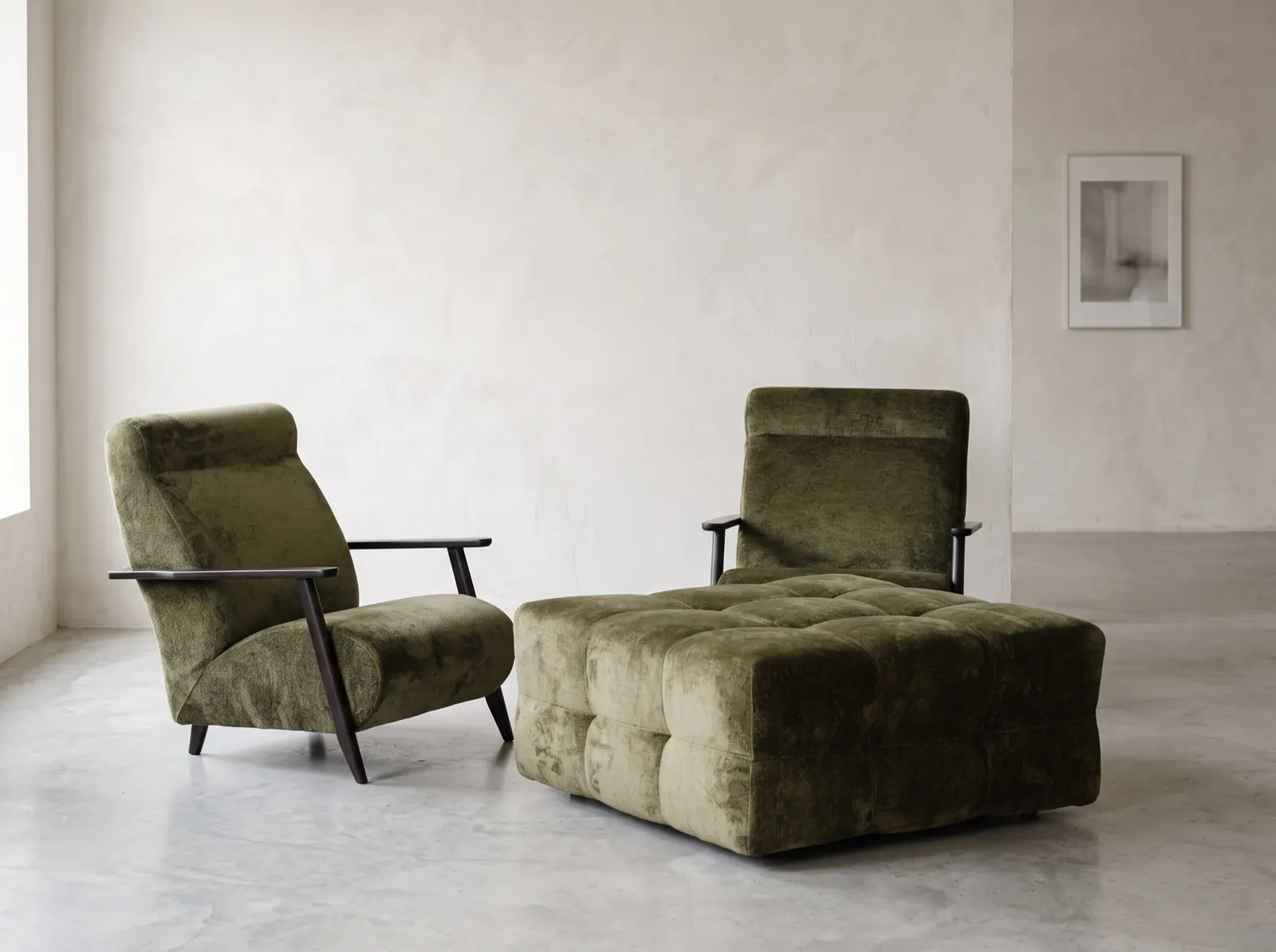 Fauteuils et pouf en velours olive