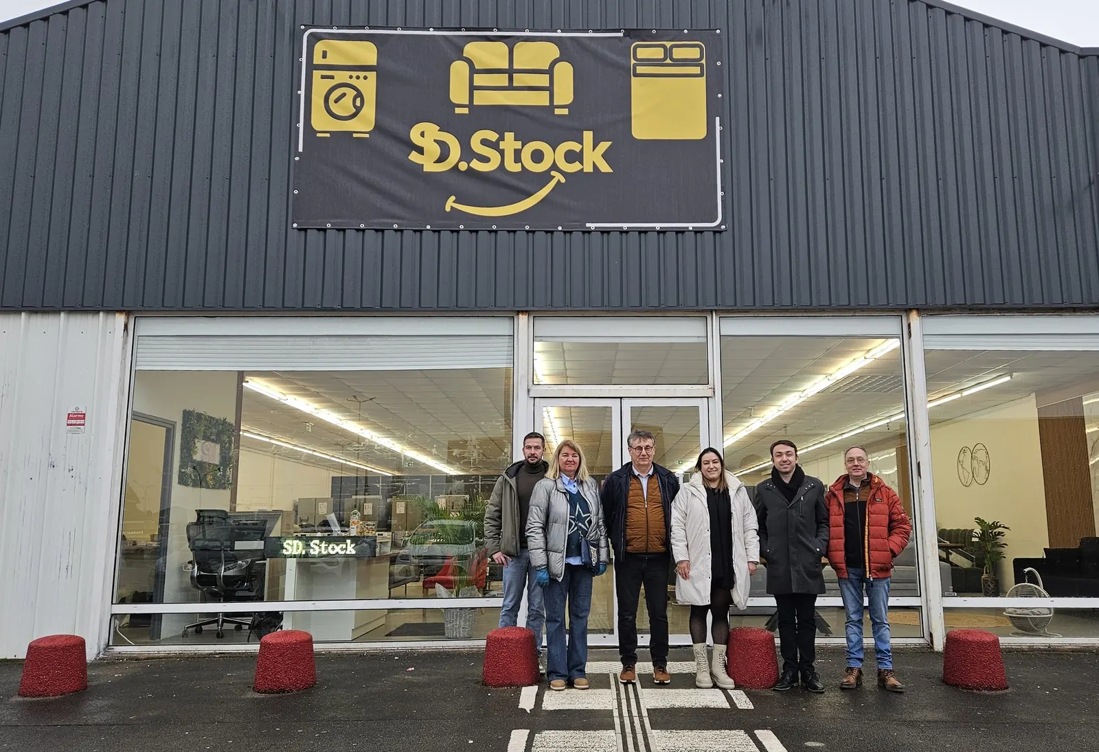 L'équipe SD.Stock devant le magasin à Arques
