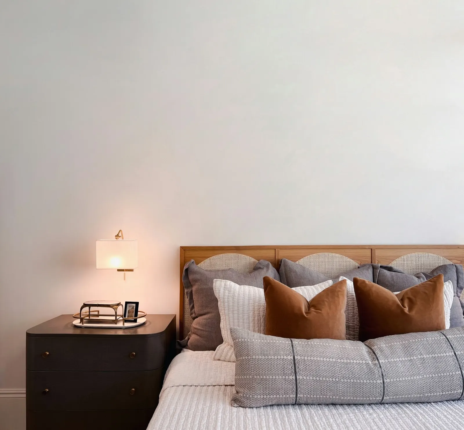 Chambre chaleureuse avec lit et lampes de chevet