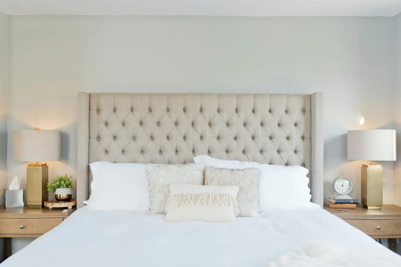 Chambre avec tête de lit capitonnée
